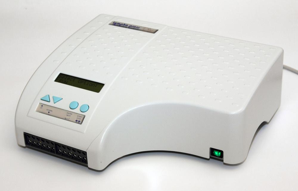 Lympha Press Pumpar Lympha Press Mini V2 - Varunr. : 022101 är en effektiv kompressionspump som har en förutbestämd kompressionscykel, där trycket är likadant i varje luftkammare.