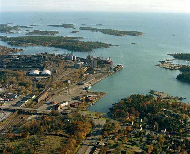 Förhöjningen av nitrit+nitrat och ammonium gav ungefär motsvarande utslag i förhöjd totalkvävehalt. Oxelösund Fosfathalten var hög på alla stationer.
