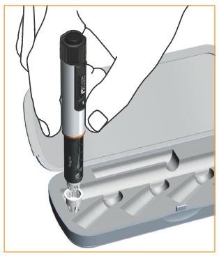 Alternativ: Placera det yttre nålskyddet med öppningen uppåt, i hålet som finns på den vänstra sidans kortända i injektionspennans förvaringsfodral.
