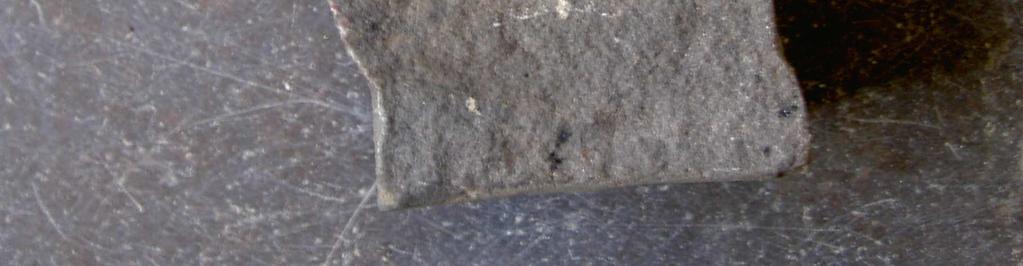 3 t är nästan fullständigt bevarad, men den högra bistaven ligger i den högra brottkanten på fragmentet. Runan bör ha varit ca 5 cm hög.