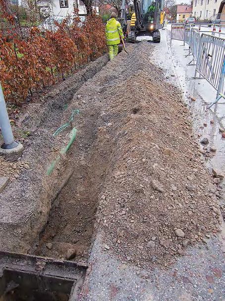 Bredband till S:t Nicolaus Figur 4. Schaktdelen i Prästgatan sedd från väster. Metod och genomförande Schaktdelen i Prästgatan upptogs med en mindre grävmaskin utrustad med kabelskopa.