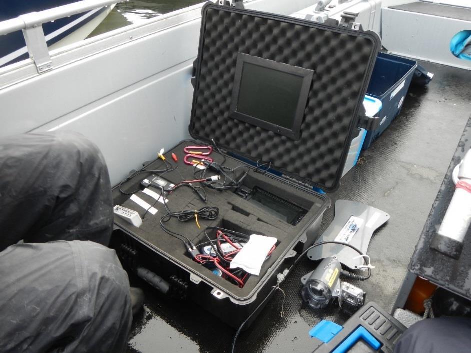 AquaBiota Report 2015:12 Figur 2. Kameran hängs ned under båten och bilden visas på en skärm. Filmen inspelas i HDformat med hjälp av en go pro-kamera som fästs ovanpå dropvideokameran.