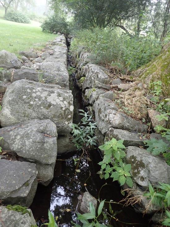 Den nedersta delen av vattendraget som avvattnar Kottlasjön utgörs av en murad ränna.