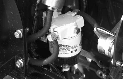 Vattenseparator Töm vatten eller andra föroreningar från vattenseparatorn (fig. 48) dagligen.. Sätt en ren behållare under bränslefiltret.. Lossa avtappningspluggen längst ner på filterbehållaren (fig.