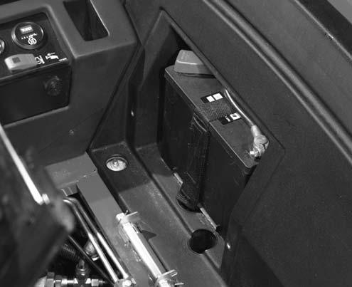 3. Ta bort påfyllningslocken från batteriet (fig. 7) och häll sakta på elektrolyt i varje cell tills nivån ligger precis ovanför plattorna.