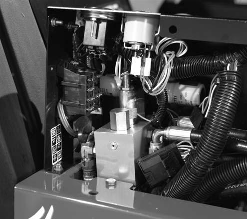 Batterivård Batterityp grupp 4. Viktigt Lossa kabelanslutningen från generatorn innan svetsning företas på maskinen, för att undvika skador på elsystemet.