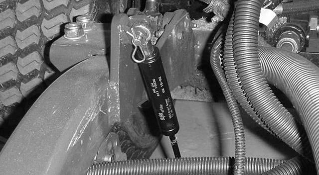 Fetta in batteripoler och kabelanslutningar med smörjfett av typen Grafo X (skin-over) (Toro artikelnr 505-47) eller vaselin för att förhindra korrosion.