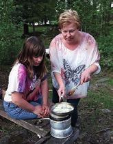 Om man frågar en scout i Hjortsberga vad de tycker är roligast med scouterna svarar de: Elda såklart! Hugga och tälja uppskattas också mycket men det gäller att hantera verktygen rätt.