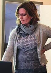 1 juni 1978 förbjöds bruket av klorfenolpreparat på den svens- Resultat över gifter i saneringsområdet. 10 Karin Simonsson från Länsstyrelsen visar karta över saneringsområde. ka markna den.