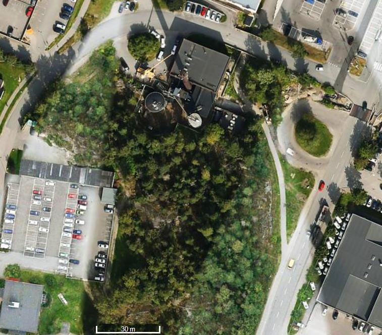 2.4 Befintliga förhållanden 2.4.1 Området idag Utredningsområdet består idag av naturmark, en gångbana och en asfalterad yta för uppställning av bussar (Figur 1).
