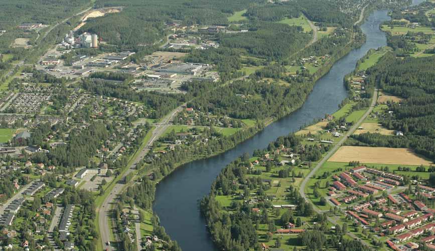 Älven är särskilt utpekad i översiktsplanen som ett grönt stråk som ingår i stadens grönstruktur med ekologisk och social betydelse, (se karta Rekreation och friluftsliv).