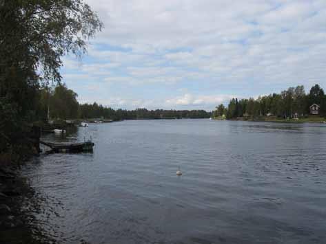 14 Stadskärnan avgränsas i söder av älven och i norr av järnvägen. Fyra gator passerar centrum i östvästlig riktning. I söder går Strandvägen utmed älven och mynnar i Nordanå museum.