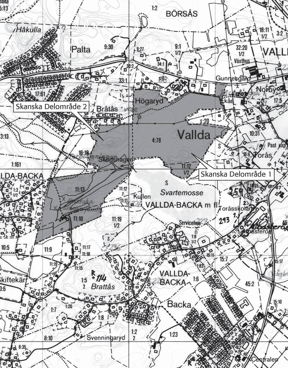 c. b. a. Fig. 3. Utsnitt ur Fastighetskartan, blad 6B 5e, med undersökningsområdet och sökschakt markerade. Skala 1:10 000.