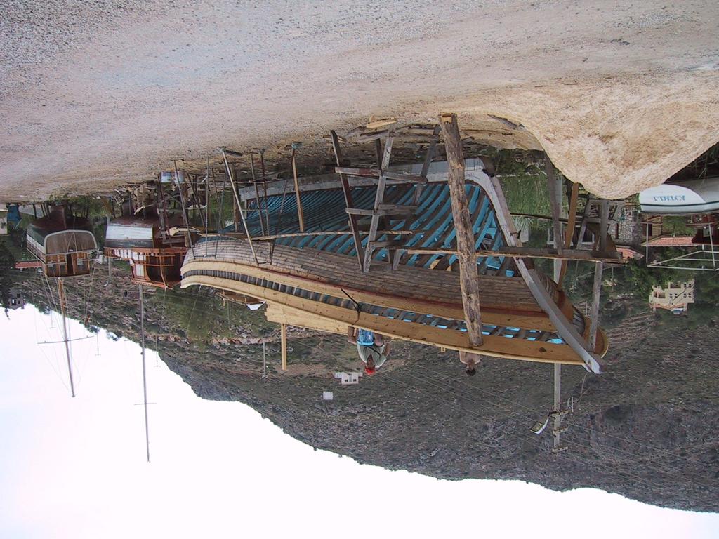 En fin promenad från hamnen till östra delen av Bozburun, där man byggde båtar. Båtarna byggs av mahogny, pinje och teak. Lördag 2001-01-26 Kapten och besättning vaknade i ottan mellan 7 och 8.