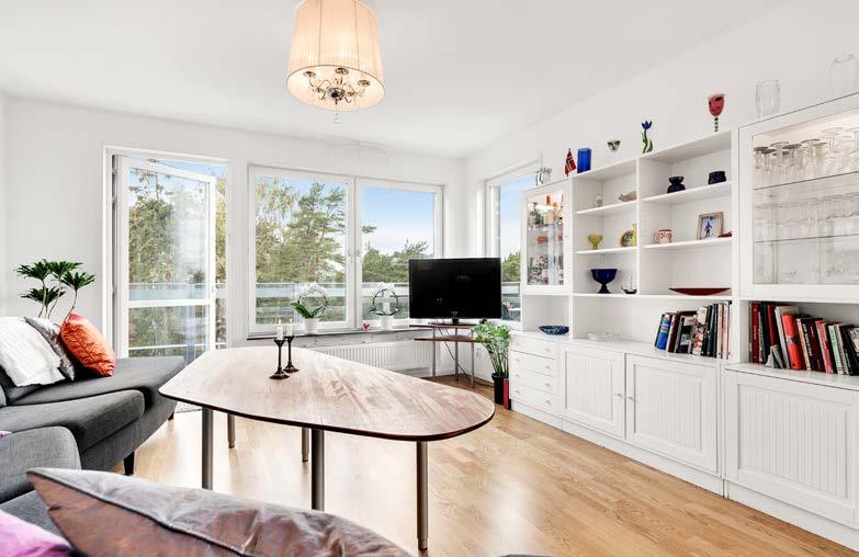 Planlösning Lägenheten har generösa sociala ytor med kök och vardagsrum i öppen planlösning där de många och stora fönstren längs rummet ger vacker panoramavy.