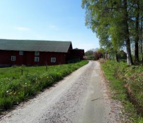 Centralt i området planeras en gemensam parkyta för de boende där öppna dagvattendammar/ stråk utformas omsorgsfullt och ger ett mervärde.