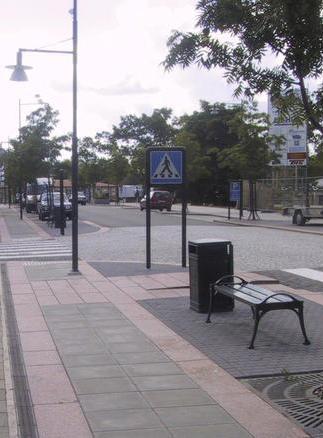Taktila farthinder kan användas i korsningar, eller i gatan strax före en korsning för att sänka farten.
