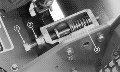 3. Pressa nedåt på maskinen över cylindern så att all cylinderknivarna har kontakt med stålremsan. 4. Skjut på samma gång som cylindern trycks ned in ett bladmått under ena ändan på trumman.