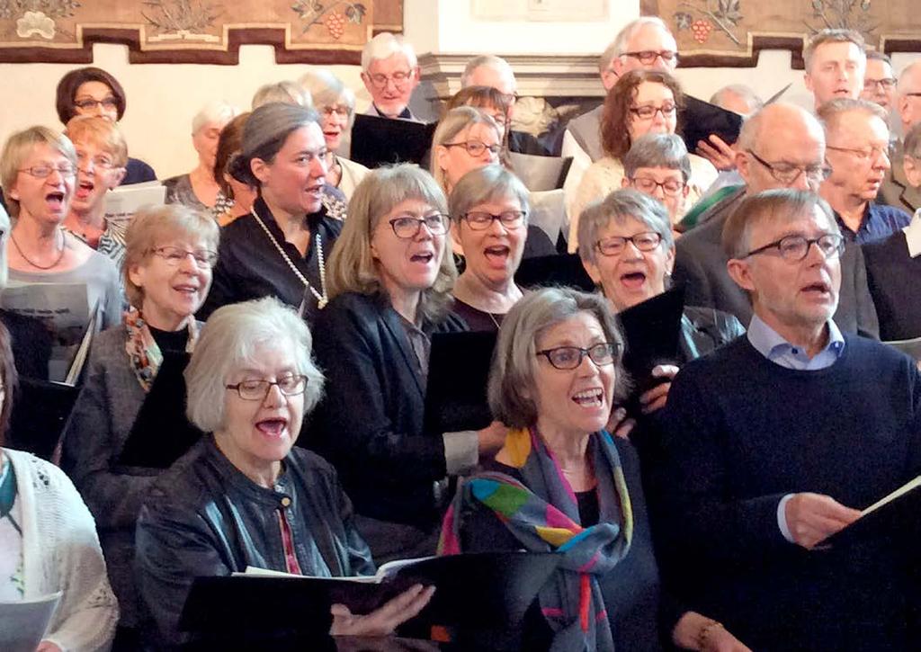 Den månghövdade kören delade med sig av sin sångarglädje på söndagens gudstjänst. Körledare och organist Jacob Wessbo som rest från Linköping med sin kör till Karlstad är också nöjd.