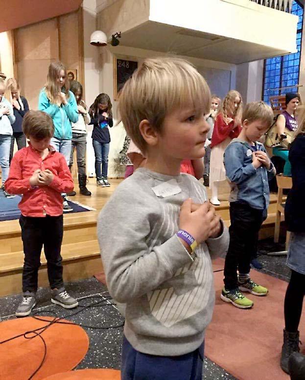 BARNKÖRDAG Let the love flow!... sjöng barnen på barnkördagen som arrangerades i Stuvsta i februari. Och flödade gjorde det verkligen! Sången, musiken, dansen, energin, gemenskapen och glädjen.