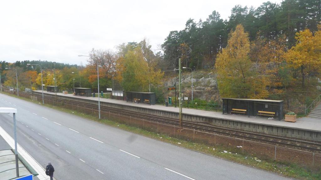 Upprustning av Saltsjöbanan, Fisksätra station 10 (24) Vy över dagens hållplats från gångbron över Fisksätravägen.
