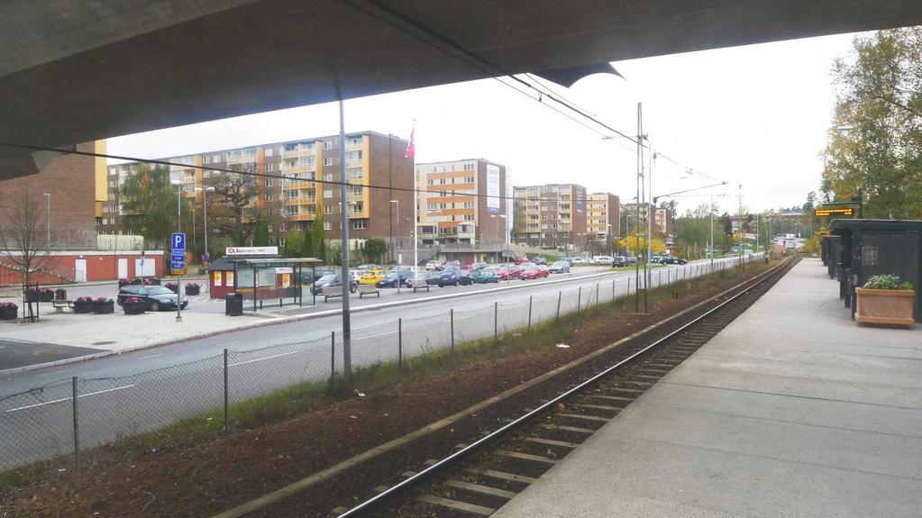 Upprustning av Saltsjöbanan, Fisksätra station 9 (24) Från dagens plattform mot Fisksätras bostadsbebyggelse. Service Fisksätra Centrum ligger strax söder om Fisksätra station.