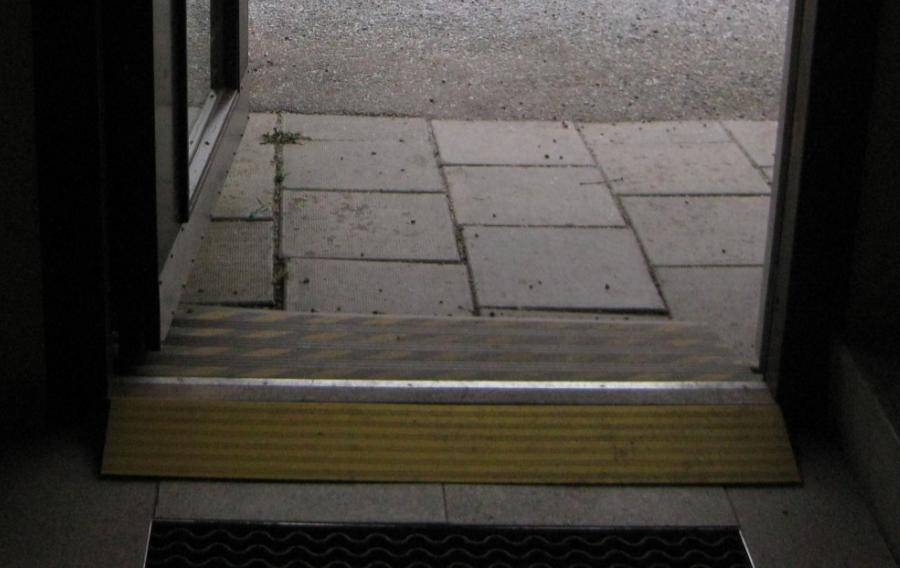 Tröskelramper Ett vanligt hinder för tillgängligheten vid trapphusets entrédörr är höga trösklar. För att någon med rullstol ska kunna passera bör inte tröskeln vara högre än 15 mm.
