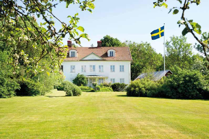 Under sommaren kan ni sitta ute i den stora härliga trädgården och njuta av lugnet på landet!
