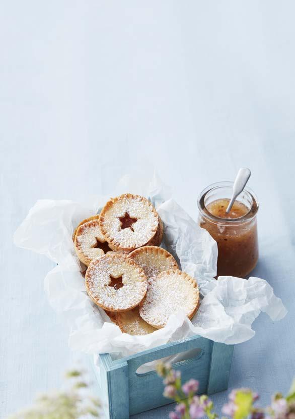 Minipajer med krusbärsmarmelad ca 20 småpajer. Tid: 1 1/2 tim. Mördeg 300 g smör 2 1/2 dl Dansukker Florsocker 7 dl vetemjöl 1 nypa salt 1 ägg Krusbärsmarmelad (se sidan 4) 1.