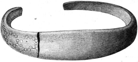 FORN LEMNING AR I TORSKINGE OCH ÅS SOCKNAR, SMÅLAND. 9' hörande måhända till en armring. I sydöstra kanten funnos de två halfvorna af en annan armring af brons (tig. 5)*). Högen 21.