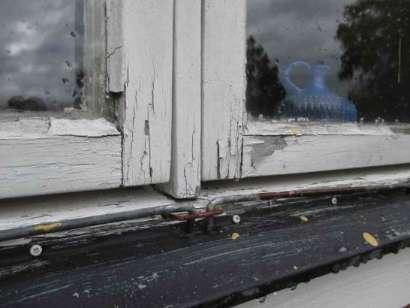 Fönster där målning/underhållsbehov finns riskerar pga. sämre vattenavvisande förmåga att få fuktskador.
