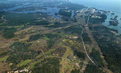 S-4. Vy över området i Laxemar/Simpevarp med kärnkraftverket i bakgrunden.