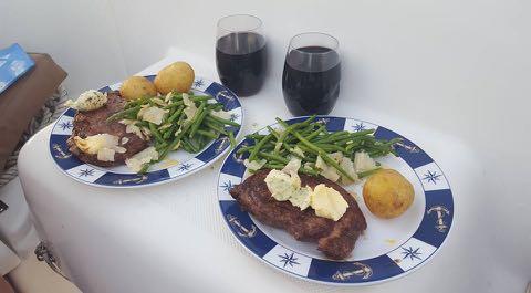 Här finns även grillplats vid båtbryggan och på berget en bit bort, med fantastisk utsikt över fyren och Gävlebukten.