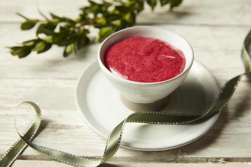 Lingoncurd 1 burk Tid: 30 minuter. 250 g lingon 2 äggulor 1 1/2 dl Dansukker Syltsocker 2 krm pepparkakskryddor 25 g smör, rumstempererat 1. Pressa lingonen genom en finmaskig sil.