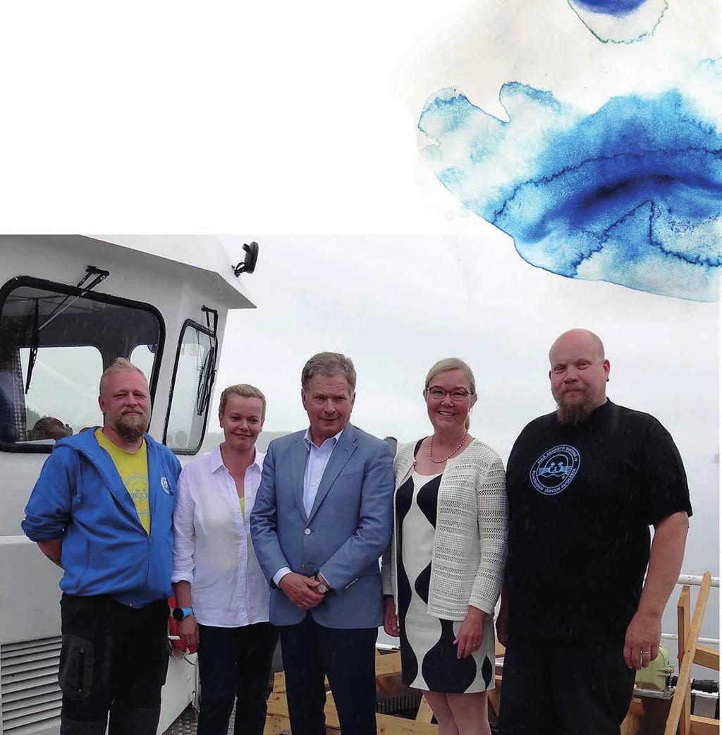 I Sälles sällskap TEXT: Sammanställt av Sälle-redaktionen BILD: HSR rf Insjöfinland på tapeten Roope-Saimaas skeppare/däcksman Jaakko Kulmala, HSR rf:s distriktschef Eeva Taimisto, republikens