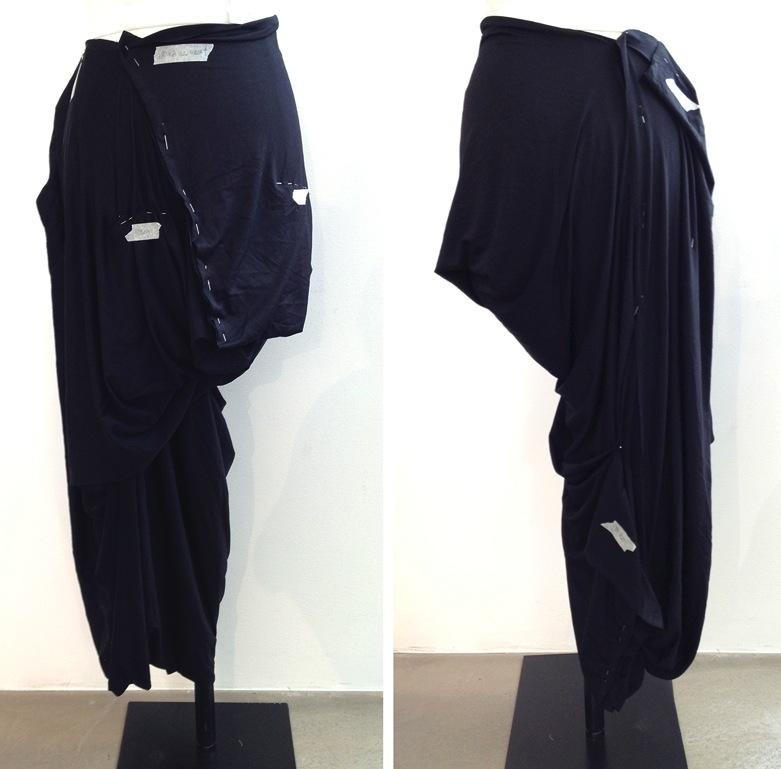 4.2 Kjol 4.2.1 Genomförande Figur 8: Första provet på kjolen - fram och bak Kjolen som draperades upp var ett enda stort tygstycke på full tygbredd (150 cm) draperat på docka, se figur 8.