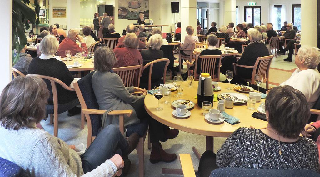 Med en flaska gott vin tackades Sally Malmberg för sitt engagerade arbete med förtäringen på våra månadsmöten.