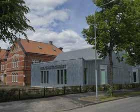 Bevara husets symmetri, men låt det också fortsätta vara asymmetriskt om det stämmer med ursprunget. Flytta in tillbyggnader från husknuten minst en halvmeter, om det inte är funkishus.