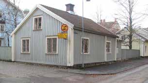Kvarteret delades av och byggdes ut med bland annat skolhus vid 1700-talets mitt och benämndes då Stads- och Fattig Skoletomt och Laboratori.