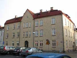 Liljan 3 Välbevarat bostadshus av trä i en våning med oinredd vind. Taket är klätt med lertegel.