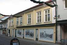 Uppfört vid sekelskiftet 1800 och gårdshuset sannolikt 1700-tal, men ombyggt under 1800-talet. Byggnadsminnesförklarat 1983. Mycket högt kulturhistoriskt värde.