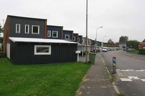 Enplansvillorna är uppförda i grafisk femtiotalsarkitektur, tätbebyggda kubliknande byggnadskroppar med pulpettak och garage på varje tomt.