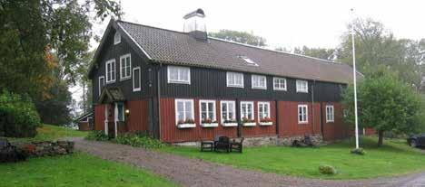 Byggnaden har två våningar och är sammanbyggd med vinkelställda enplans flygelbyggnader.
