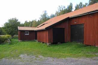 fägårdsbyggnader mellan vilka en äldre fruktträdgård bildar en gräns mot