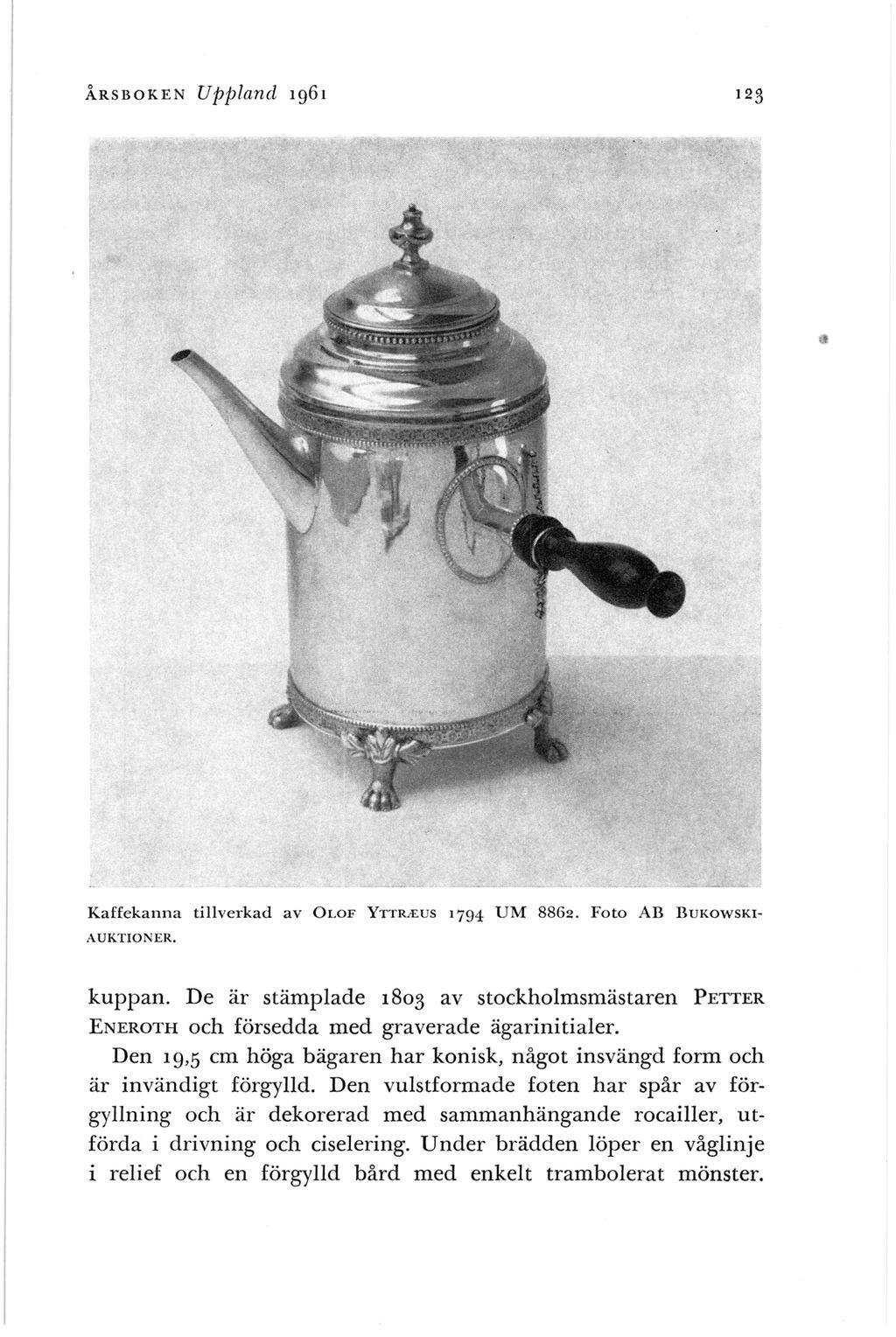 ÅRSBOKEN Uppland i961 123 Kaffekanna tillve1 kad av OLOF Yrr!VEUS AUKTIONER. 1794 UM 8862. Foto AB BuKOWSKI kuppan.