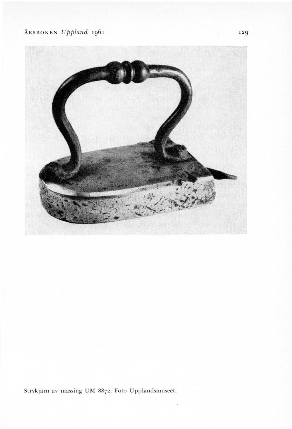 ÅRSBOKEN Uppland 1961 129 Strykjärn av