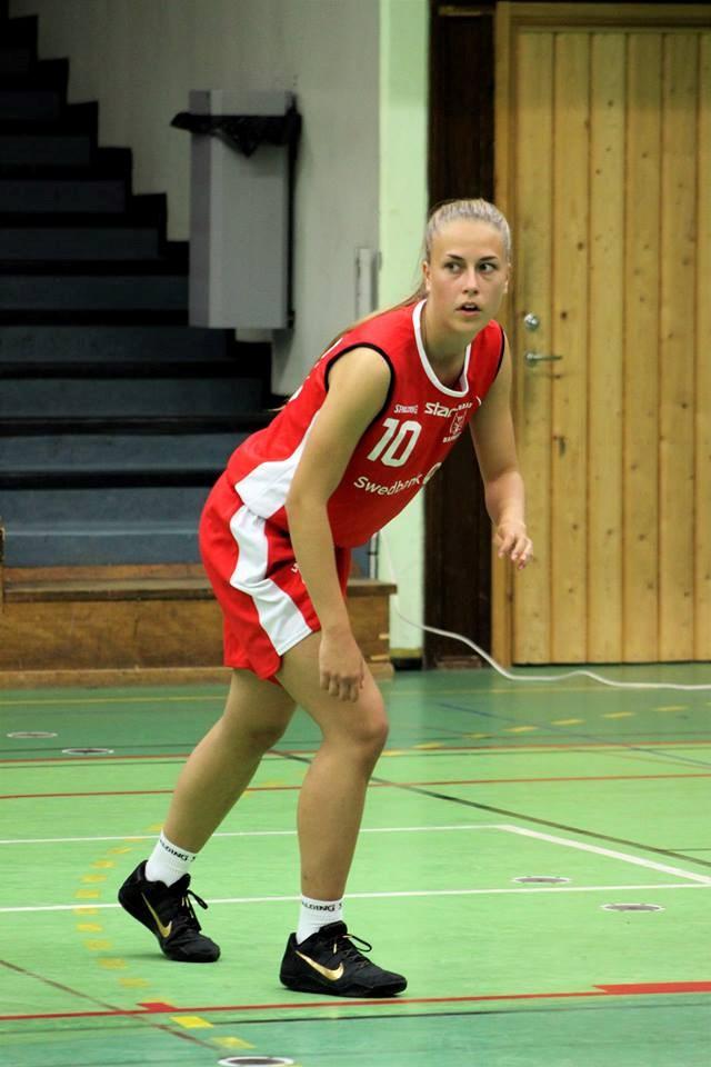 Linnéa Jönsson Född: 1998 Längd: 168cm Position: Guard Linnéa gör sin fjärde