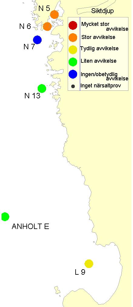 1.a) 1.b) Figur 1. Avvikelsen från jämförvärdet för den uppmätta klorofyll a-halten (Chl-a) i augusti (1.a) och avvikelsen för det uppmätta siktdjupet i augusti (1.b). Naturvårdsverkets bedömningsgrunder för kust och hav (1999) ligger till grund för avvikelseklassificeringen.