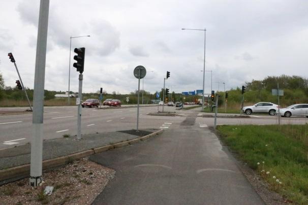 Kongahällavägen har varierande karaktär, delar av sträckan består av kurviga partier, många utfarter och viss bebyggelse nära vägen medan andra