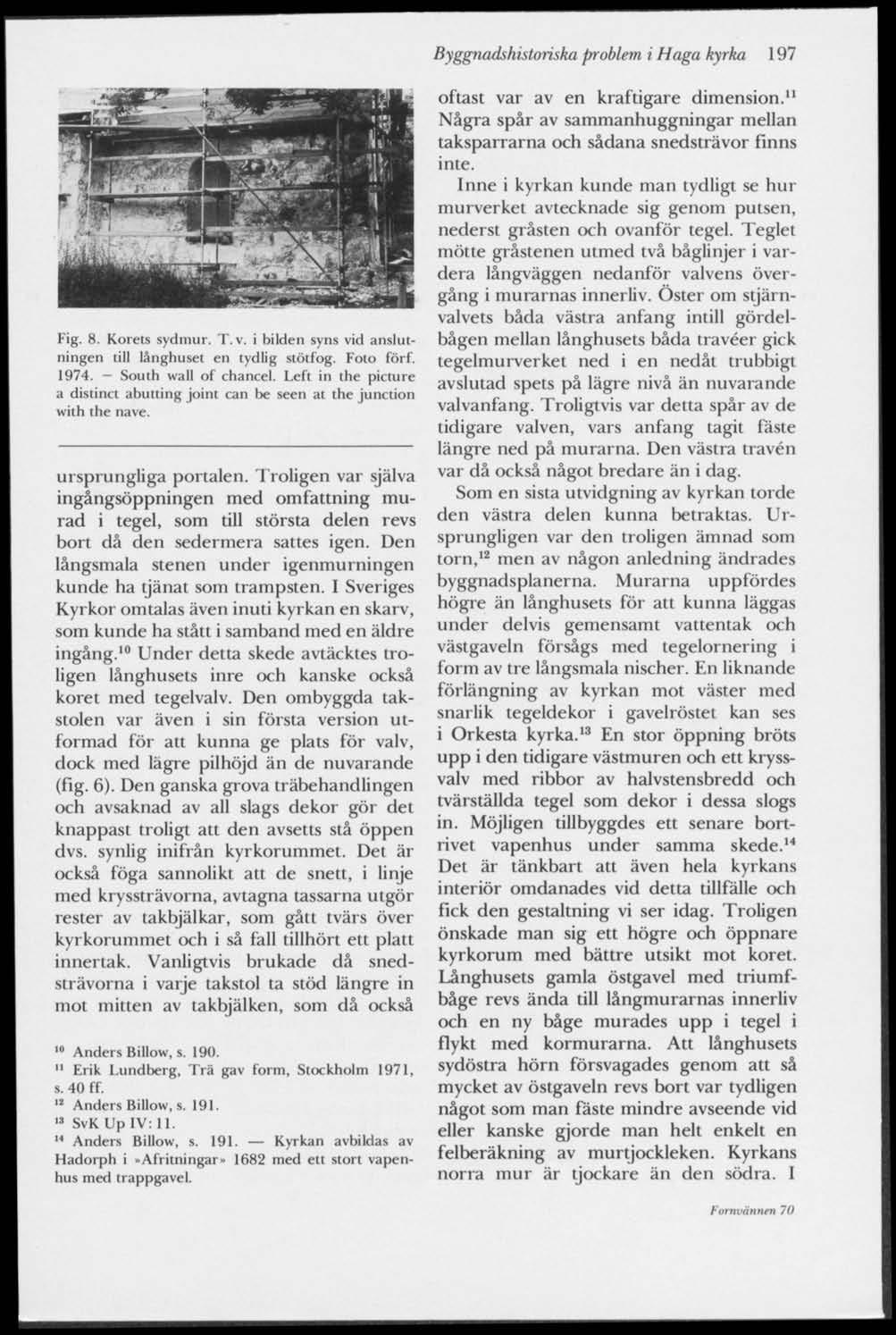Byggnadshistoriska problem i Haga kyrka 197 Fig. 8. Korets sydmur. T. v. i bilden syns vid anslutningen till långhuset en tydlig stötfog. Foto förf. 1974. - South wall of chancel.